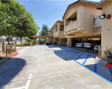 6121 Riverside Drive - Photo Thumbnail 2