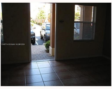 608 Sw 107th Ave - Photo Thumbnail 3