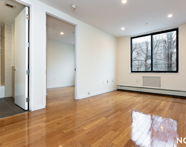 924 Metropolitan Avenue - Photo Thumbnail 4