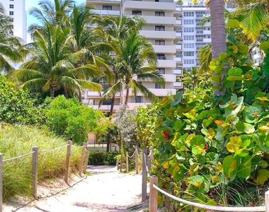 1621 Collins Ave - Photo Thumbnail 12