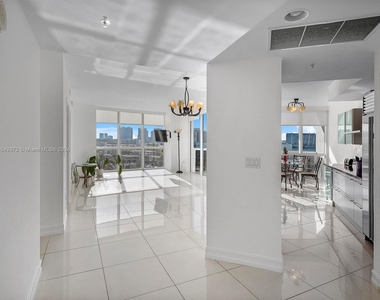 18201 Collins Ave - Photo Thumbnail 1