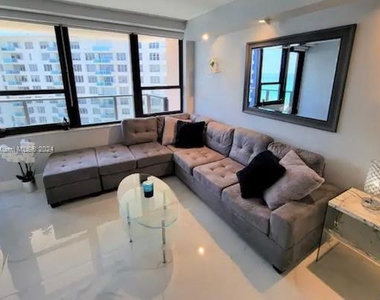 5225 Collins Ave - Photo Thumbnail 7