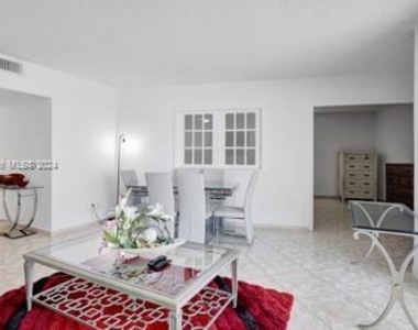 5401 Collins Ave - Photo Thumbnail 10