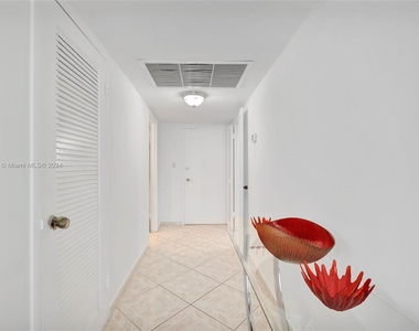 5401 Collins Ave - Photo Thumbnail 19