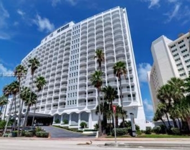 5401 Collins Ave - Photo Thumbnail 2