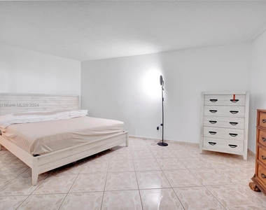 5401 Collins Ave - Photo Thumbnail 25