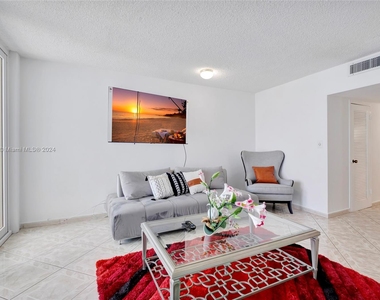 5401 Collins Ave - Photo Thumbnail 22