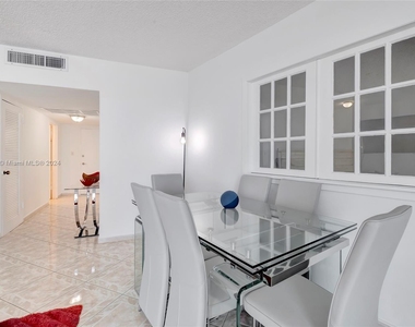 5401 Collins Ave - Photo Thumbnail 24