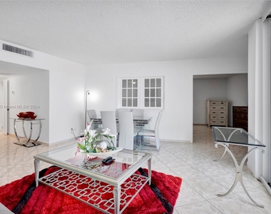 5401 Collins Ave - Photo Thumbnail 23