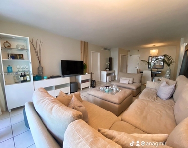 5161 Collins Ave - Photo Thumbnail 5