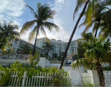 5161 Collins Ave - Photo Thumbnail 24