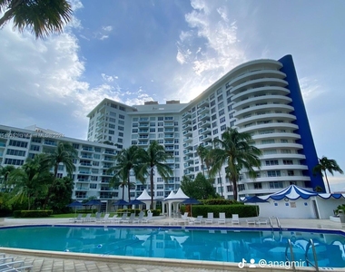 5161 Collins Ave - Photo Thumbnail 0