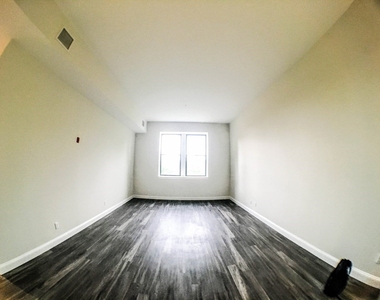 1022 Hancock St - Photo Thumbnail 2