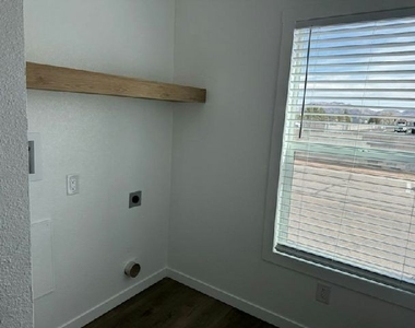 4650 E. Carey Ave - Photo Thumbnail 5