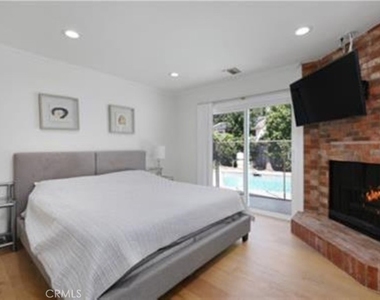 22335 Kittridge Street - Photo Thumbnail 12