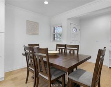 22335 Kittridge Street - Photo Thumbnail 7