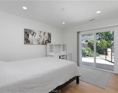 22335 Kittridge Street - Photo Thumbnail 17