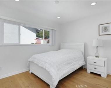 22335 Kittridge Street - Photo Thumbnail 16