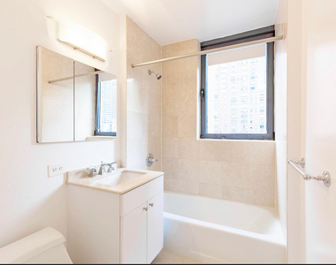 West 48th Street - Photo Thumbnail 6