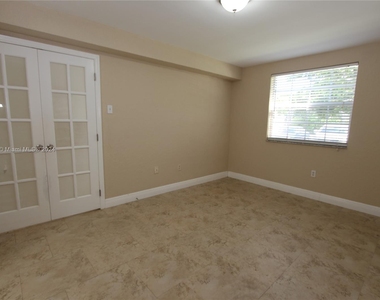 2851 N Oakland Forest Dr - Photo Thumbnail 11