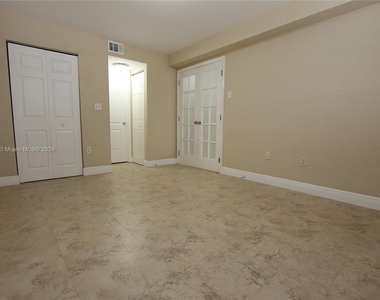2851 N Oakland Forest Dr - Photo Thumbnail 12