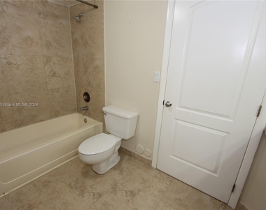 2851 N Oakland Forest Dr - Photo Thumbnail 15