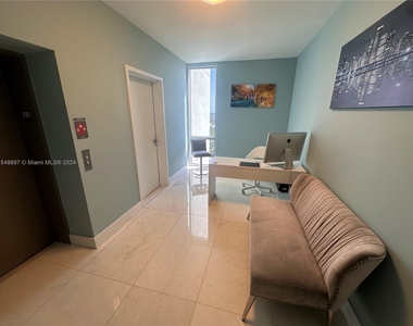 16385 Biscayne Blvd - Photo Thumbnail 1