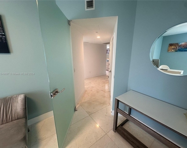 16385 Biscayne Blvd - Photo Thumbnail 5