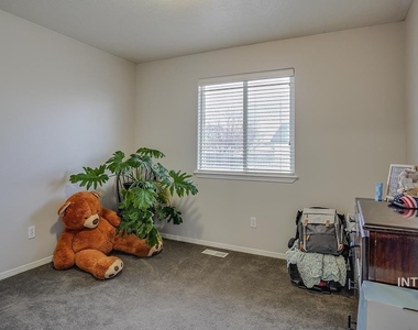 3325 E Palace Ct - Photo Thumbnail 6