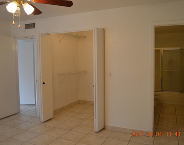 1111 W Summit Place - Photo Thumbnail 16