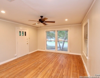 209 Lyman Dr - Photo Thumbnail 4