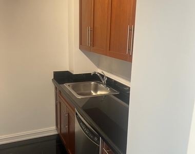 888 8th Avenue - Photo Thumbnail 2