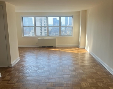 888 8th Avenue - Photo Thumbnail 4