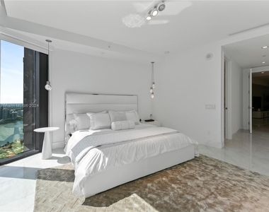 18555 Collins Ave - Photo Thumbnail 23