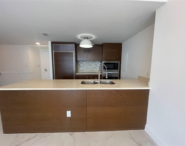 465 Brickell Ave - Photo Thumbnail 9