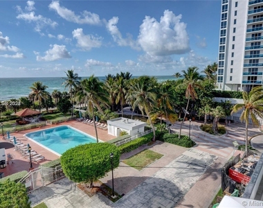 2401 Collins Ave - Photo Thumbnail 5