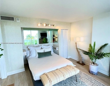 2401 Collins Ave - Photo Thumbnail 14