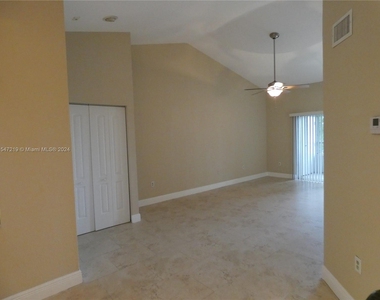 2881 N Oakland Forest Dr - Photo Thumbnail 4