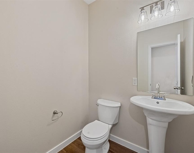 4427 Hamilton Avenue - Photo Thumbnail 2