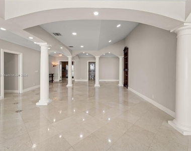 5601 Collins Ave - Photo Thumbnail 21