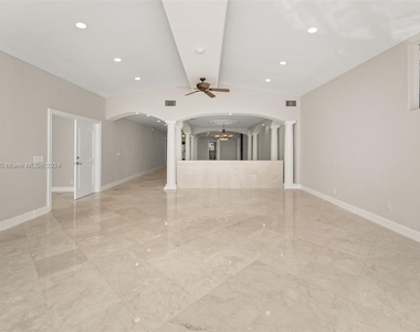 5601 Collins Ave - Photo Thumbnail 24