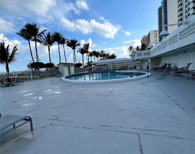 2899 Collins Ave - Photo Thumbnail 14