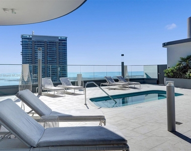 1000 Brickell Plz - Photo Thumbnail 7