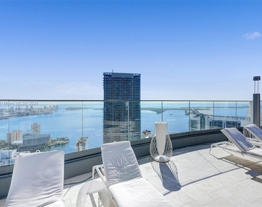 1000 Brickell Plz - Photo Thumbnail 8