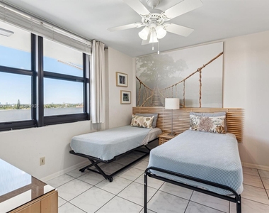 4301 Collins Ave - Photo Thumbnail 10