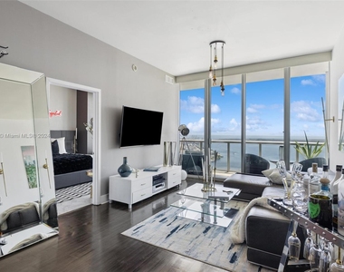 888 Biscayne Blvd - Photo Thumbnail 3