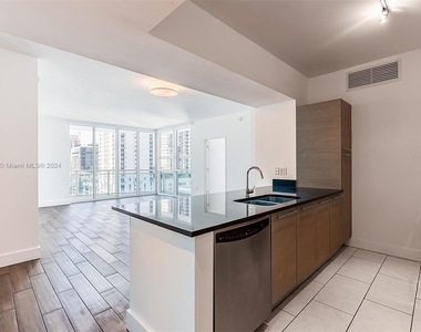 951 Brickell Ave - Photo Thumbnail 4