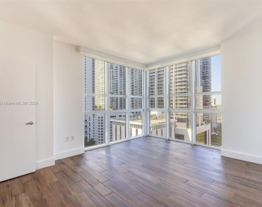 951 Brickell Ave - Photo Thumbnail 7