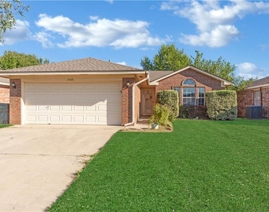 1425 Buena Vista Circle - Photo Thumbnail 0