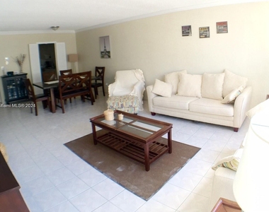 5401 Collins Ave - Photo Thumbnail 24